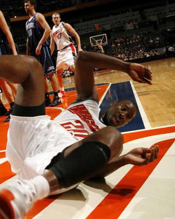 打球脚扭了怎么才能继续打,打球容易崴脚怎么办