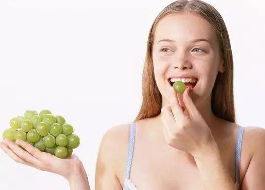 低头看看肚脐,低头看看自己的肚子