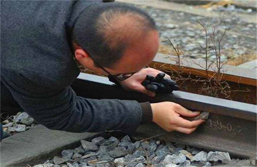 清朝不生锈的铁轨,铁路的铁轨为什么都是生锈的