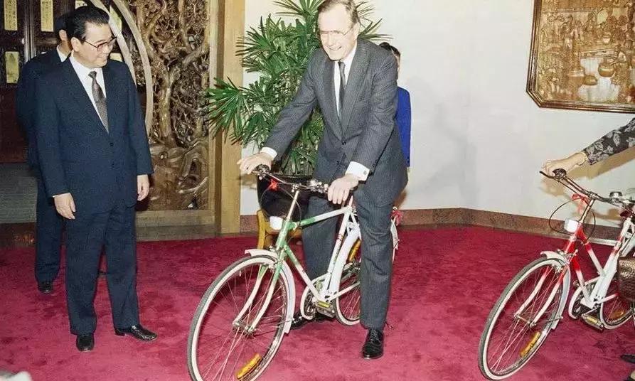 美国老布什总统逝世葬礼,美国前总统老布什跳伞