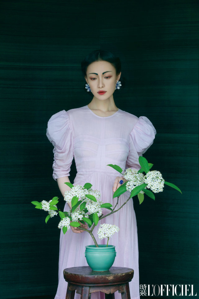 倪妮复古造型挑眉,倪妮最新造型图