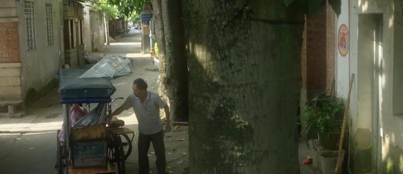 五十岁穷苦老汉24年前收养女弃婴,穷困老汉蹬三轮养了十二年的弃婴