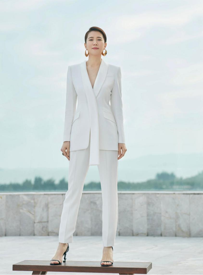 江疏影穿直筒裤好看吗,江疏影身穿白色连体裤时髦减龄