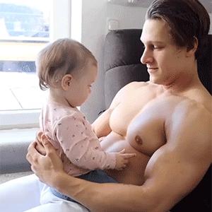 90后奶爸搞怪哄娃,肌肉奶爸带娃路人反应