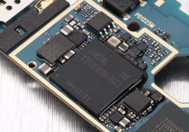 外行看内存，内行看运存，然而真正懂行的人看这些。