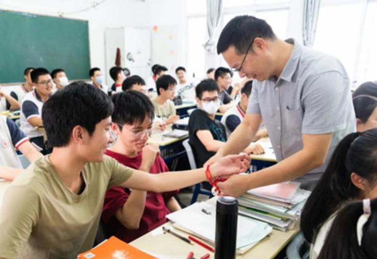 成绩没有考好校长约谈老师,校长因为成绩差被约谈