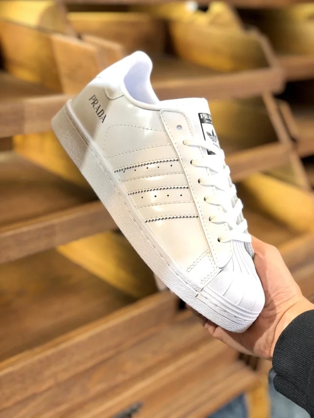 普拉达三叶草联名,阿迪达斯三叶草贝壳头真的值799吗