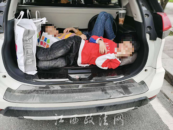 惊！宜春两孩被关汽车后备厢，民警忙查咋回事