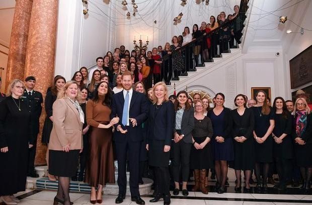 梅根出席王室活动不自信,梅根退出王室后首次见到女王