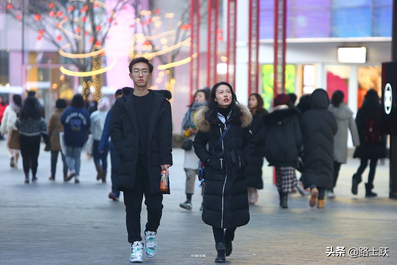 上海迪士尼2022烟花秀点亮新一年,北京三里屯迪士尼灯会