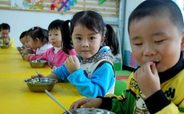 “我能打回去吗？”3个宝妈不同的反应，造就3个孩子不同的未来