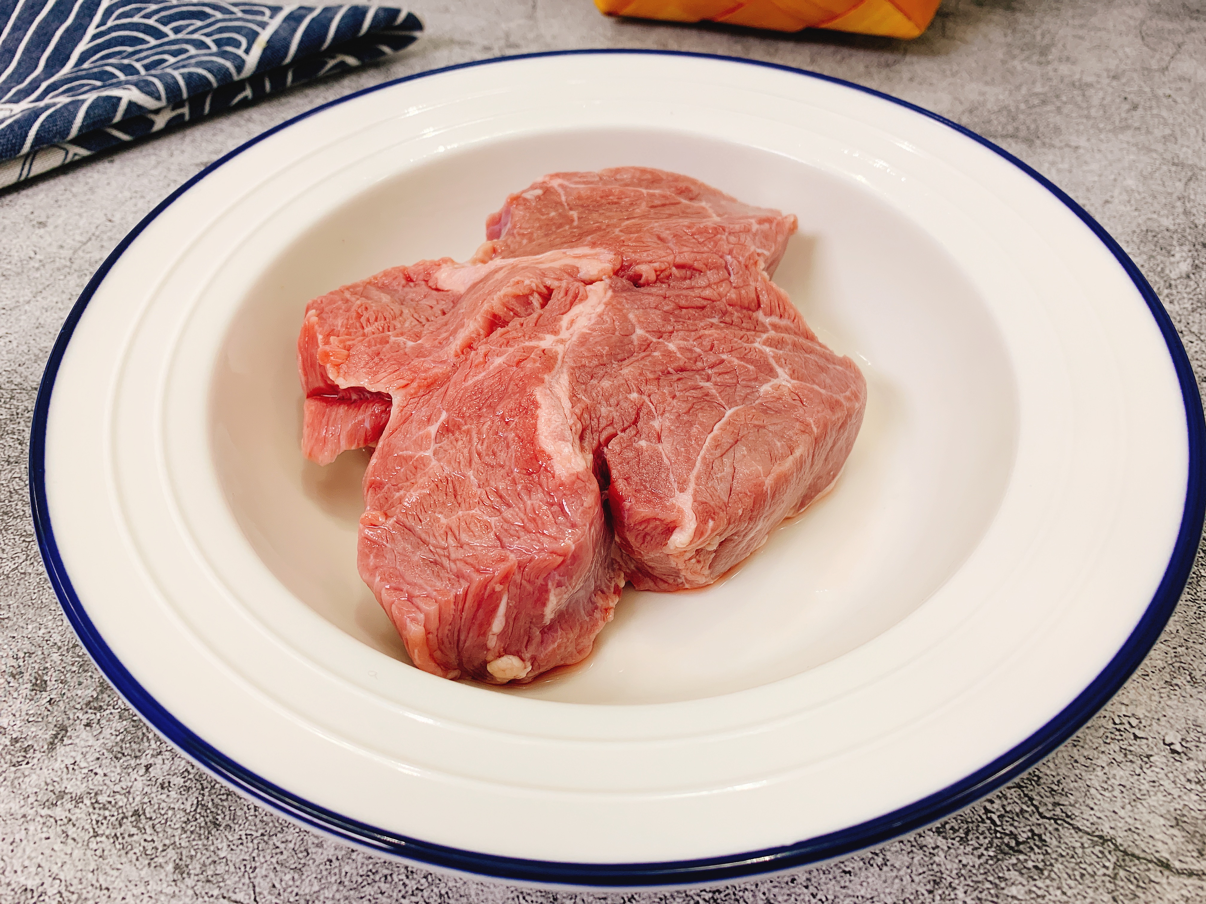 5分钟教你怎么解冻肉,老屠夫杀猪手法娴熟