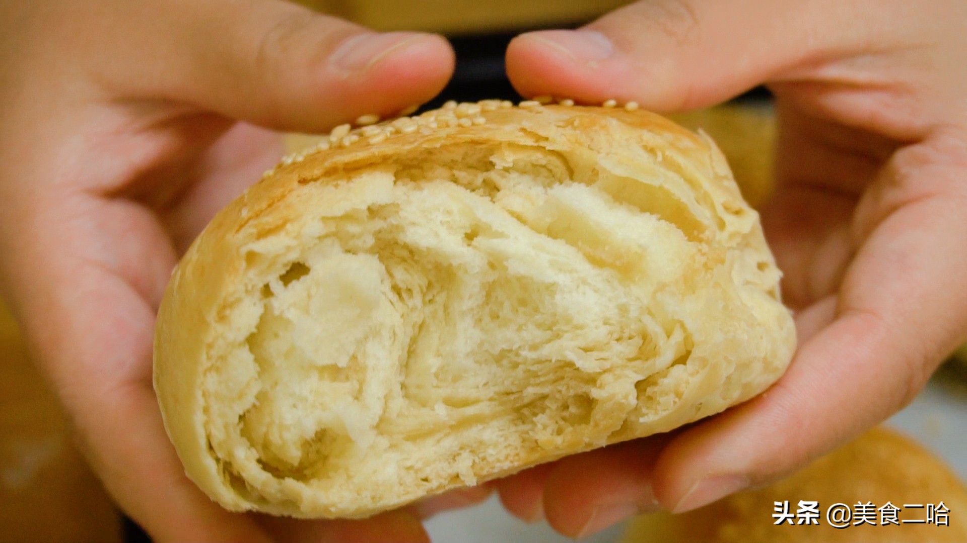 面点师饼皮酥脆的和面方法,面点师教你做油炸饼的视频教程