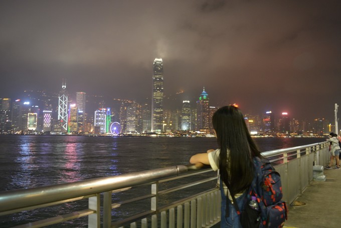 世界将我包围下一句,世界将我包围演唱