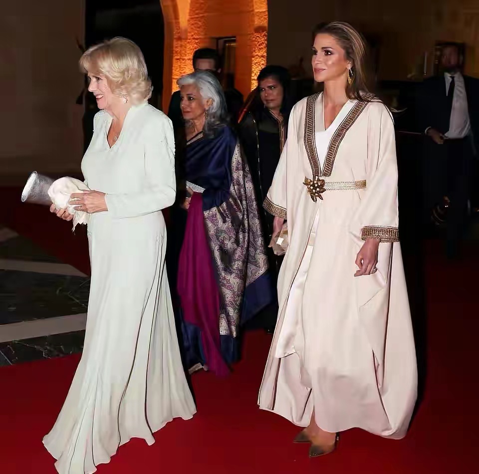 卡米拉 约旦王后 屈膝礼 (卡米拉向约旦王后行屈膝礼)