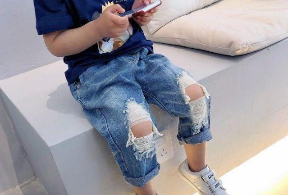 男童一尿就喊疼,小男孩一尿尿就喊痛是怎么回事