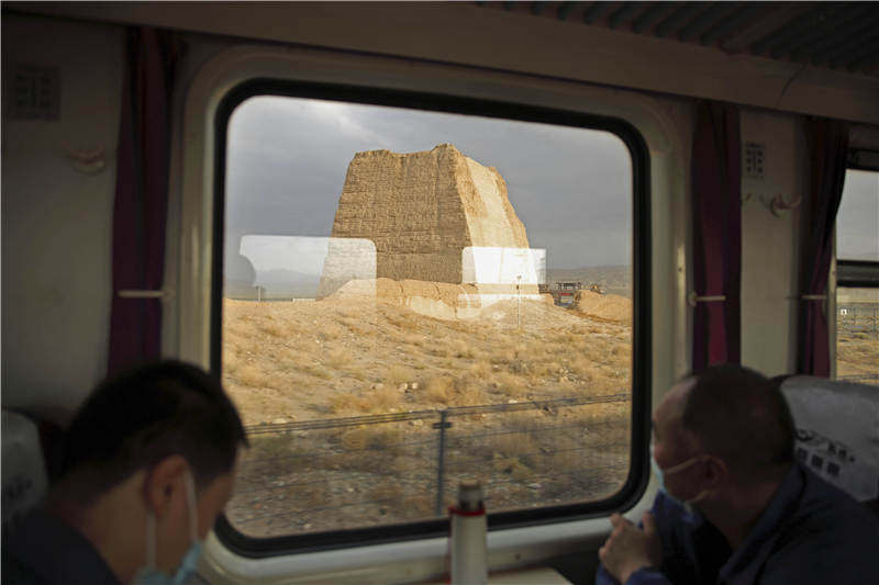 世界穿越沙漠最长的火车,一列火车穿过900米山洞