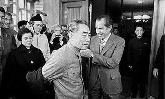 尼克松访华时假装讨要烟盒上的熊猫图案,周总理拍板:送两只真的