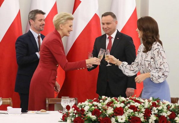 被波兰第一夫人气质惊艳了！红色大衣高贵又优雅，丹麦王妃都输了