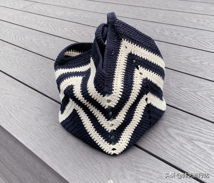 手工钩针编织手提包成品,钩针编织时尚又漂亮的女生手提包