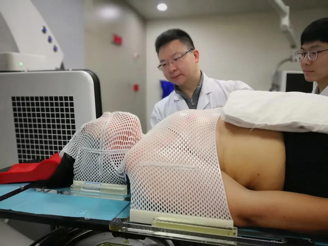 手臂上长了不疼不痒的红疙瘩,手臂上长了小疙瘩看不出来摸得到