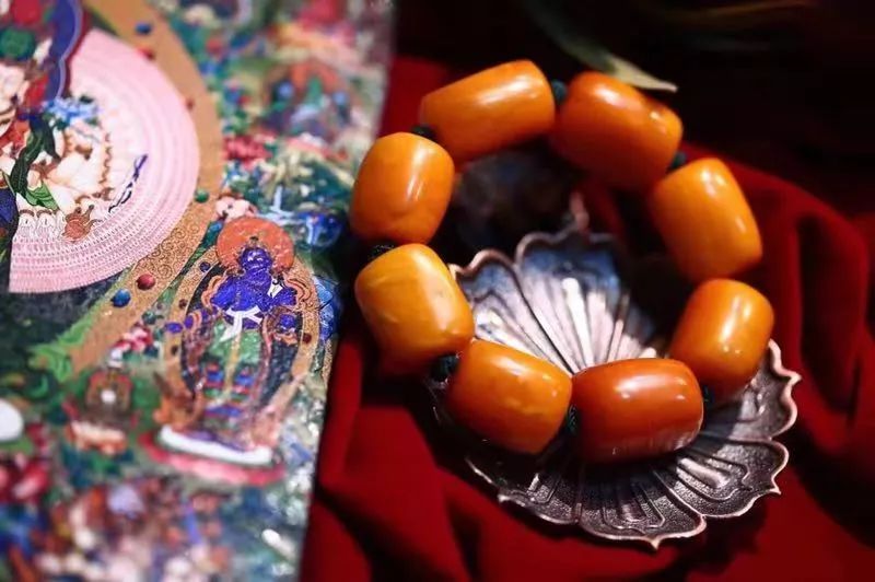 紫外线照射鉴定琥珀蜜蜡的真假,蜜蜡鉴定真假的方法介绍简单易学