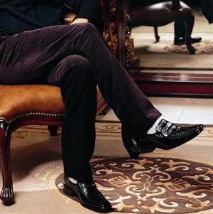 皮鞋穿脏了又有皱纹怎么办,黑皮鞋蹭痕修复小妙招