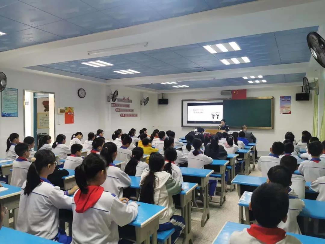 警花带你学交规哪4个时间要记住,警花带你学交规上学请走斑马线