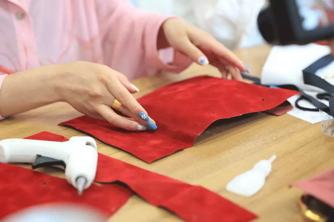 大牌包包手提袋改造教程,用买完东西的袋子改造时髦包包