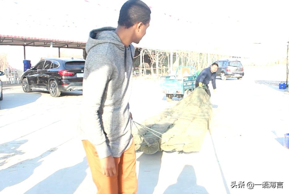 小帅潜海捕鱼,小帅在大海里钓大鱼