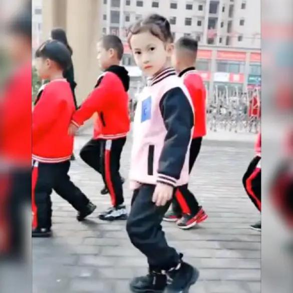 霸气侧漏的小女孩,霸气女孩走姿