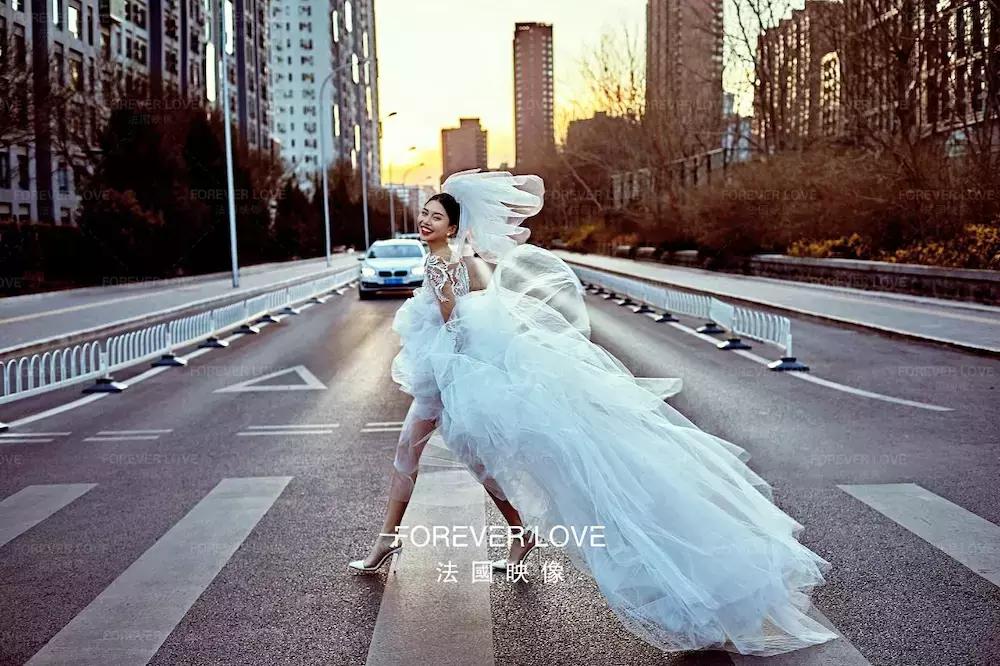 街拍婚纱照怎么拍才好看,韩式街拍婚纱照怎么拍才好看