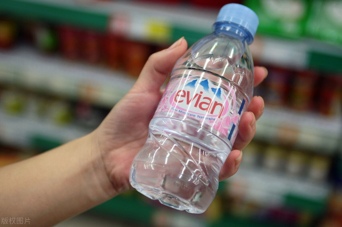 依云矿泉水纪念版,1500块钱一瓶左右的依云矿泉水