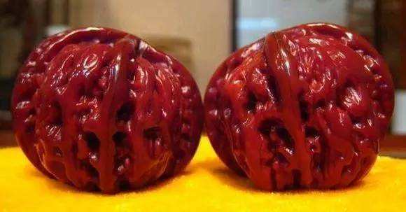 文玩核桃酱色到红色需要盘多久,什么品种的文玩核桃盘出来最漂亮