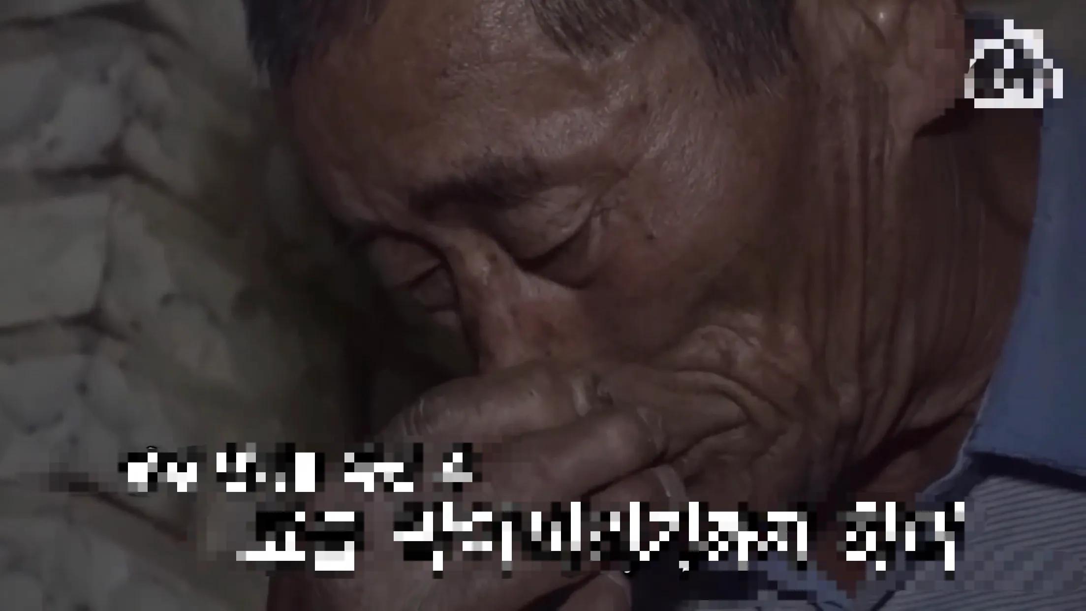 男人被蜘蛛缠身,男人被蜘蛛困住