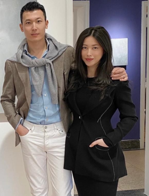 朱珠晒孕期日常照，身材走样明显胳膊粗壮，6个月孕肚任由马亲吻