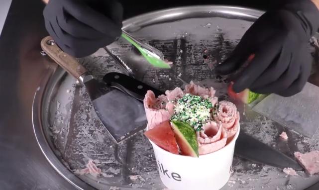 用奥利奥做冰淇淋路边摊,男人做冰淇淋