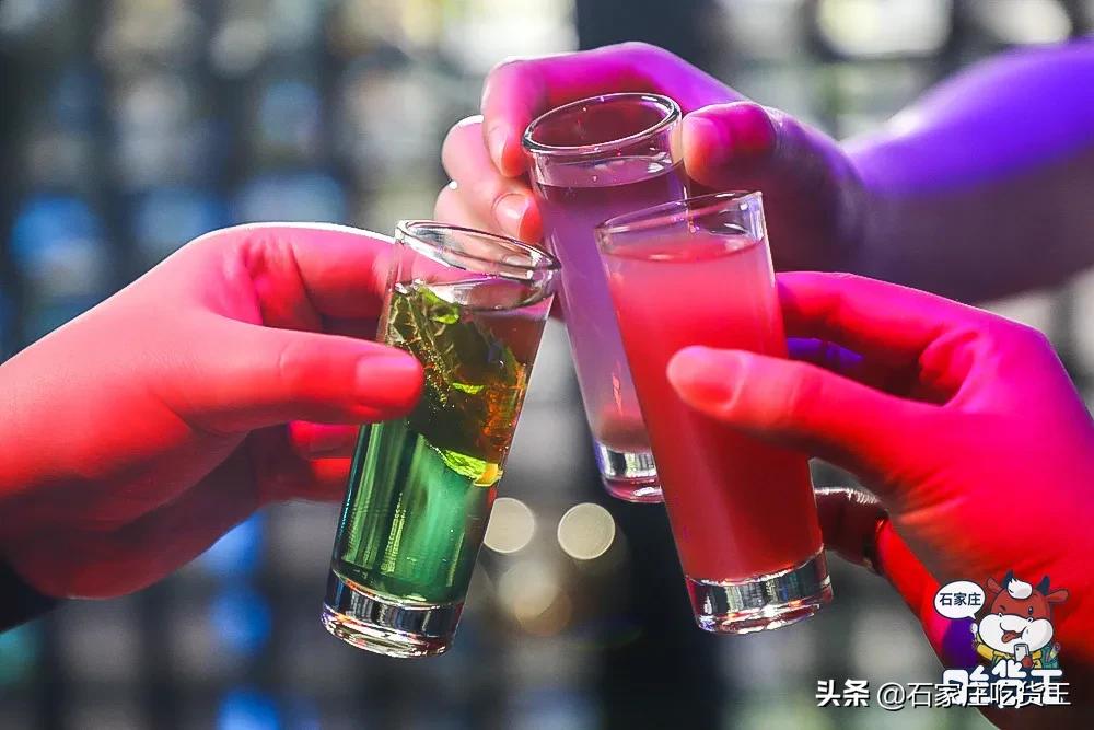 成都贰麻酒馆点啥酒,成都爆火的贰麻酒馆携手泸州老窖