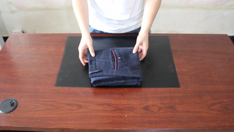 叠牛仔裤的简单叠法,叠短牛仔裤小技巧