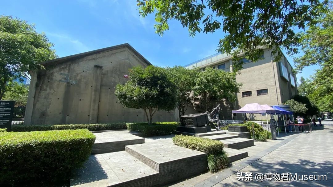 物开一刃为“刀”，两面*刃开**为“剑”，双刀相交为“剪”