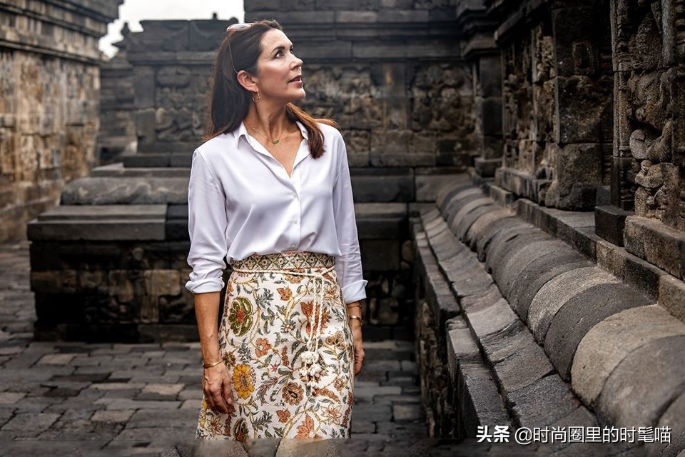 戴安娜王妃冬季百褶裙穿搭,玛丽王妃红色裙子图片