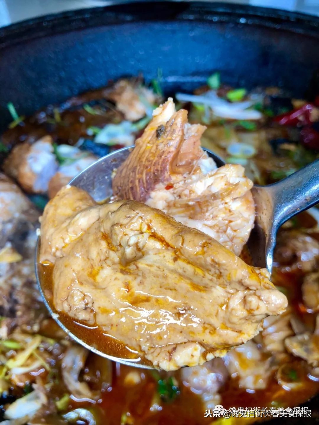 南湖别墅区藏个旧屯子，铁锅炖鱼天天爆满据说空姐都吃胖了！