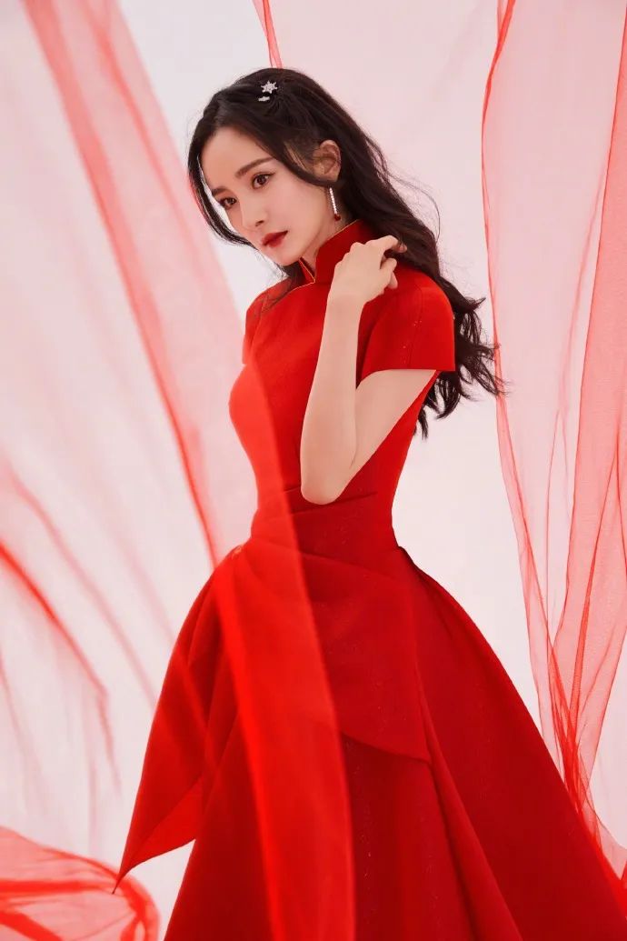 春晚时尚图鉴：热巴杨幂的红裙、王菲刷碗手套和董卿李思思的口红