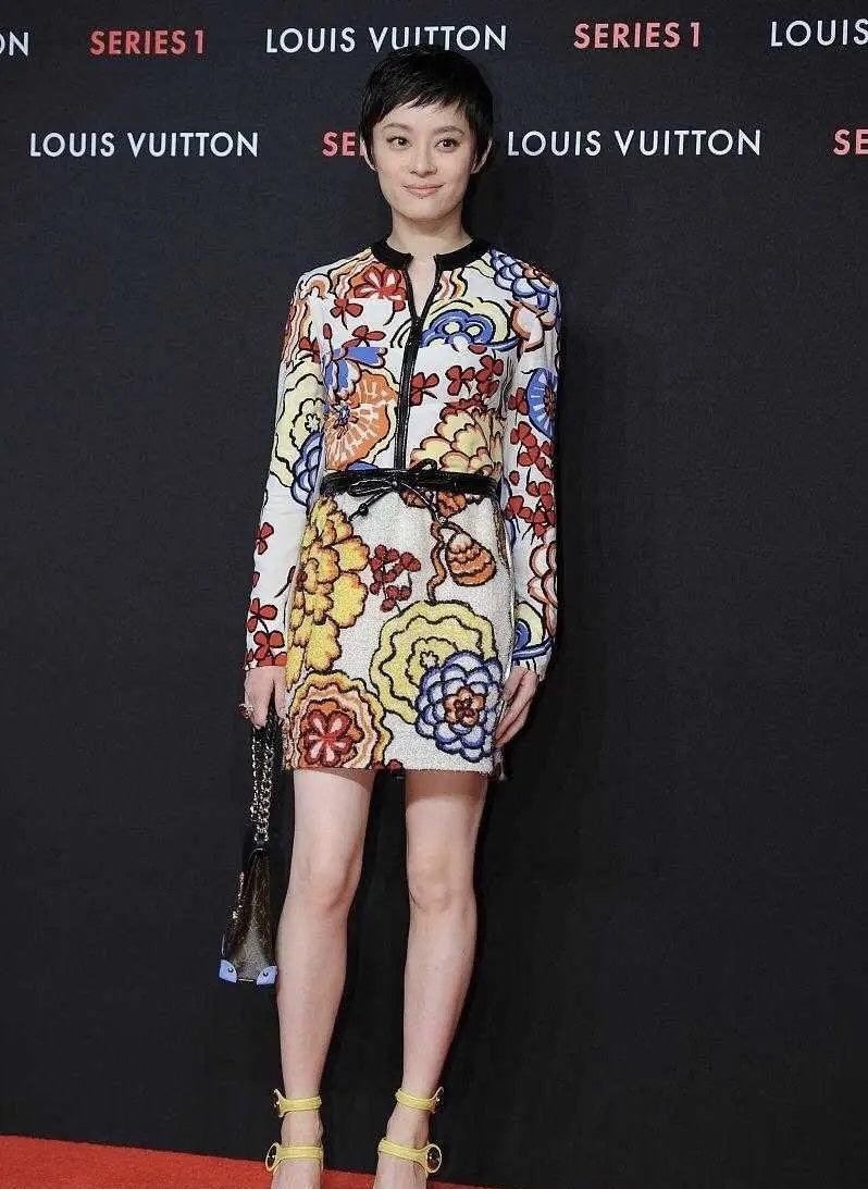 孙俪穿搭减龄半身裙短发长腿,孙俪的新发型减龄又甜