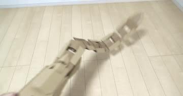 大隐隐于市！日本高玩用纸箱自制各种可变换形态道具，走红网络