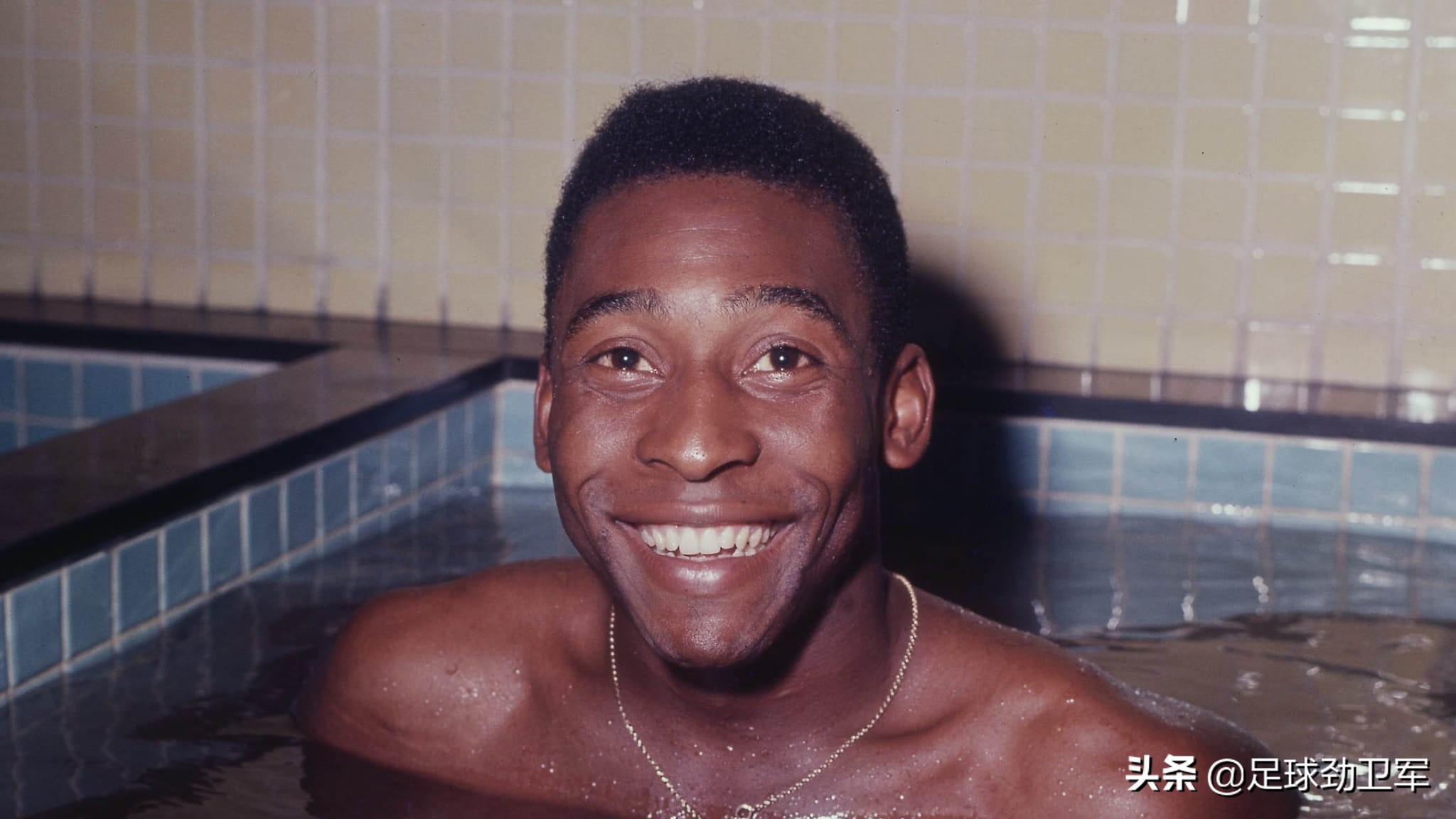 FIFA主席为何拥抱罚下贝利而遭暴打的“傻子”裁判？