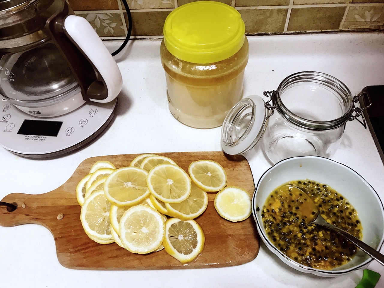 柠檬和蜂蜜一起做有什么功效,柠檬和蜂蜜可以做什么水喝