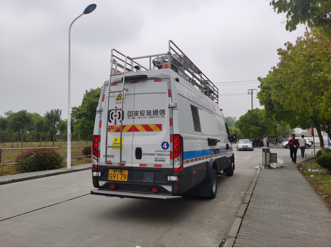 上海金山区厂房火灾导致8人,上海金山企业厂房大火