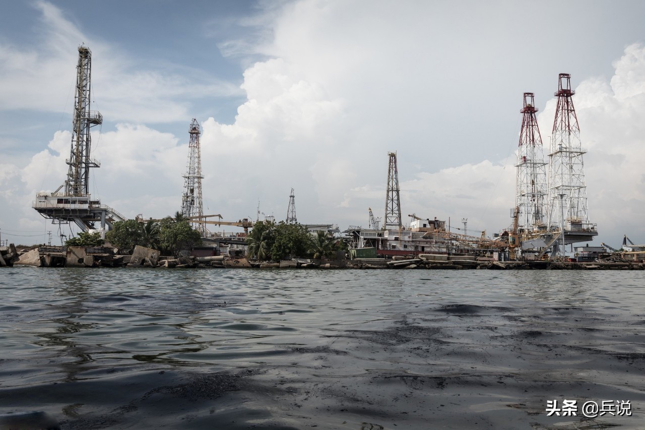 委内瑞拉盛产石油，为什么越来越穷，不像海湾国家封土豪？