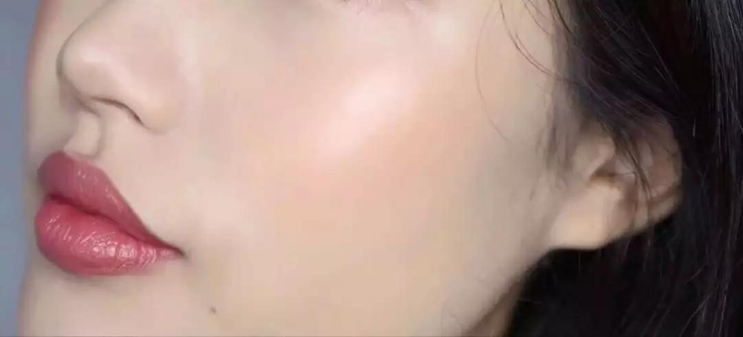 李佳琦狂卖4万件粉膏,激动到连喊6个OMG:真的特别好用